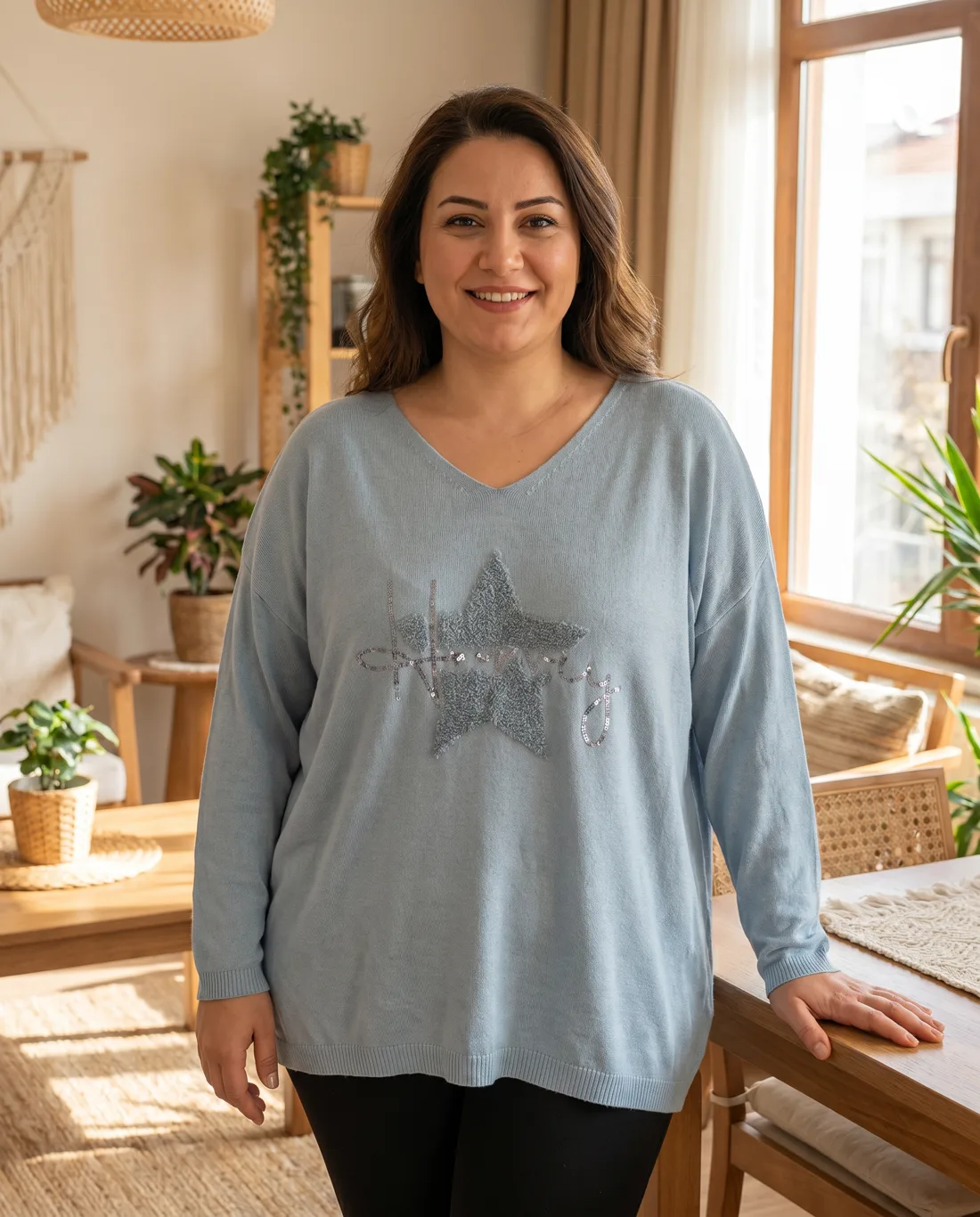 Panel üretimi: kazağı giyen manken, yaşam tarzı karesi