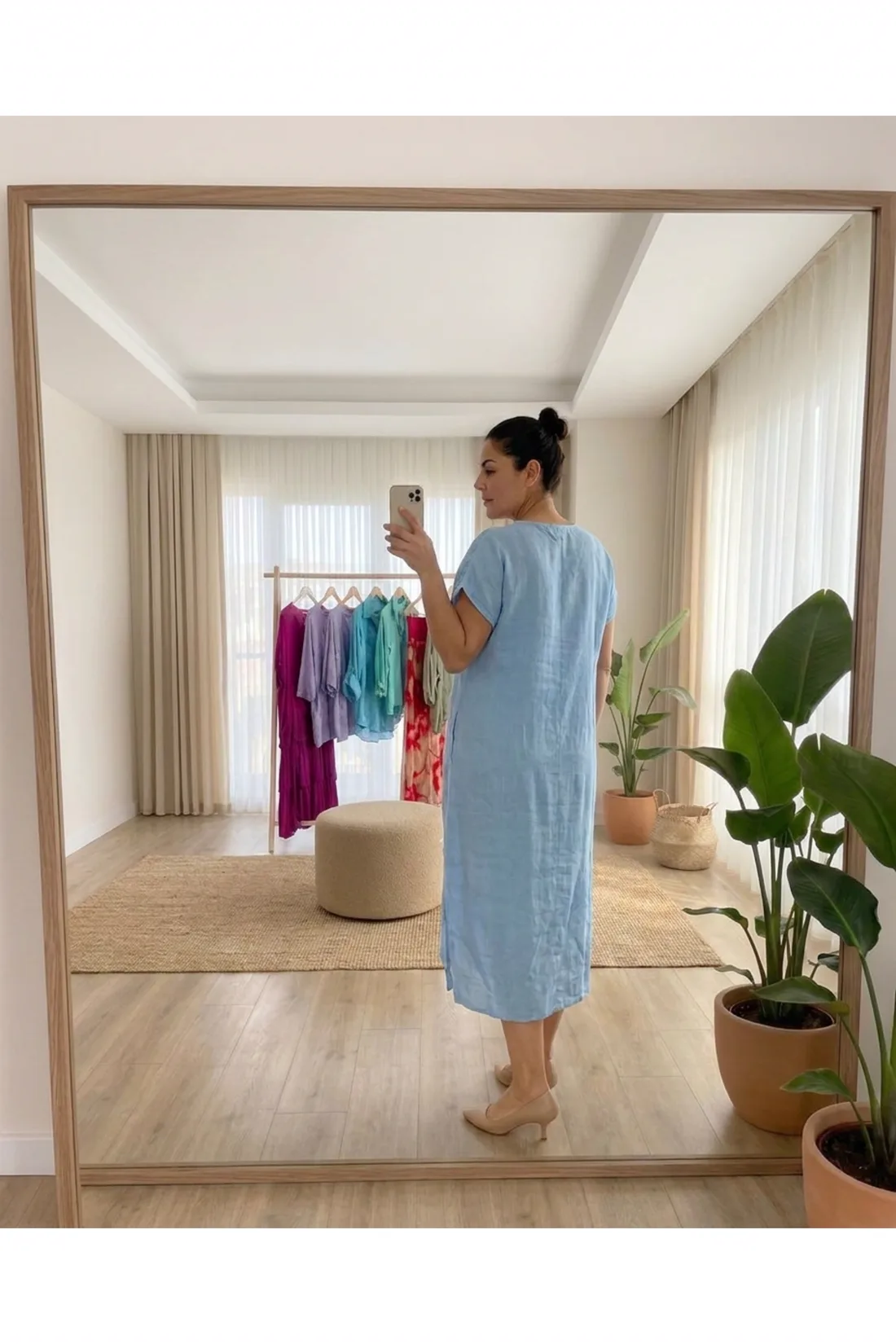 Ayna selfie: elbiseyi giyen manken, arkadan